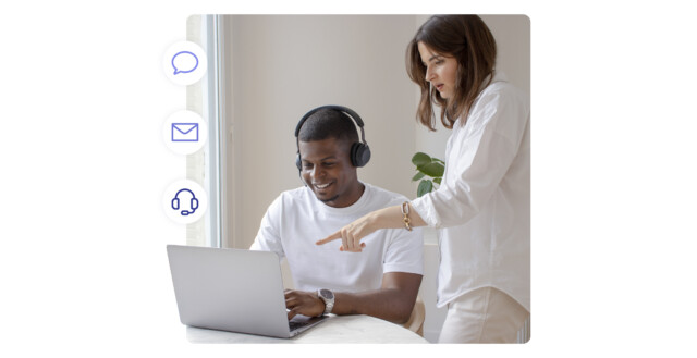 Un agente contento, y a su izquierda tres iconos mostrando las estadísticas para call center.